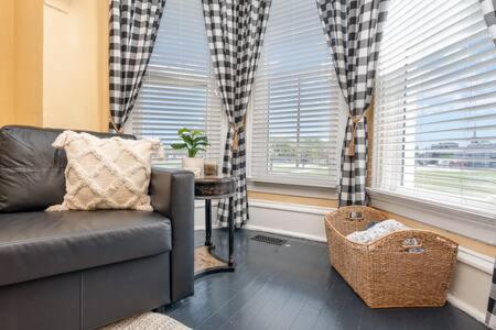 Beautiful Downstairs 1Bed 1Bth Charmer- Pet Friendly Michigan City Esterno foto